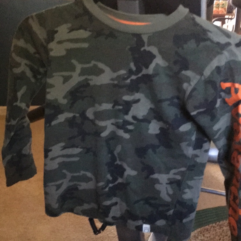 Last chance closing closet Boys 5/6 camo Avalanche long sleeve shirt